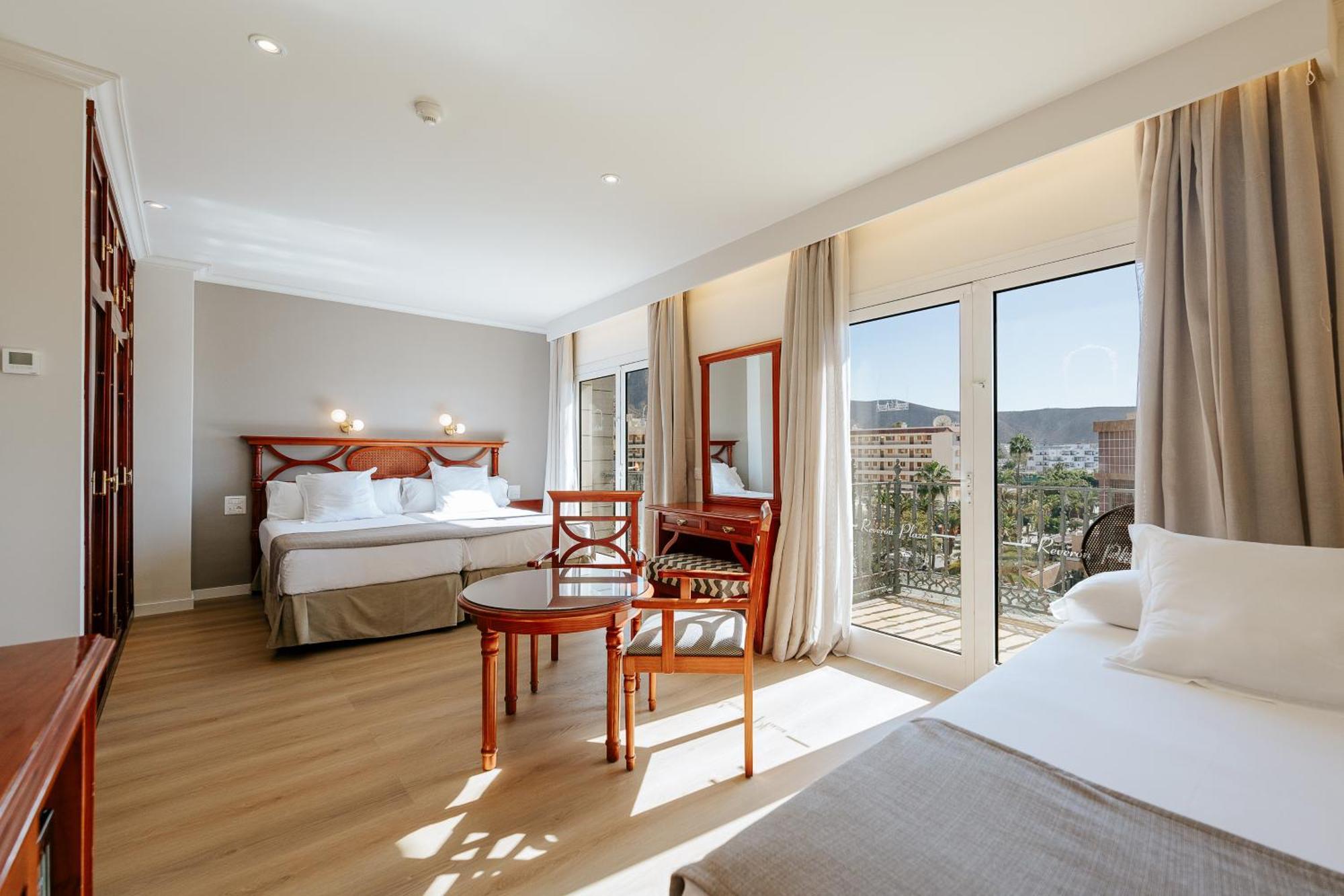לוס כריסטיאנוס Hotel Reveron Plaza מראה חיצוני תמונה