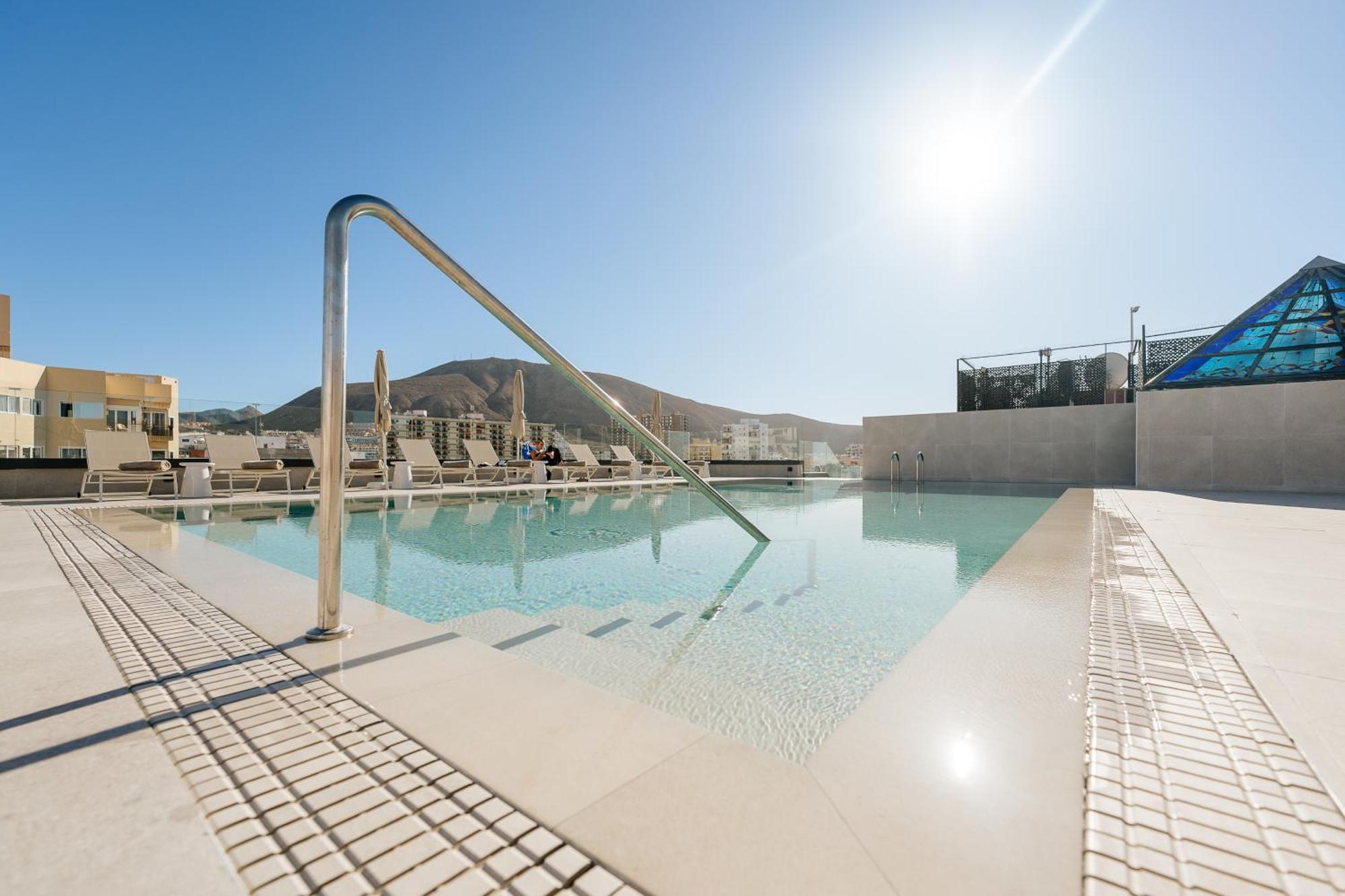 לוס כריסטיאנוס Hotel Reveron Plaza מראה חיצוני תמונה