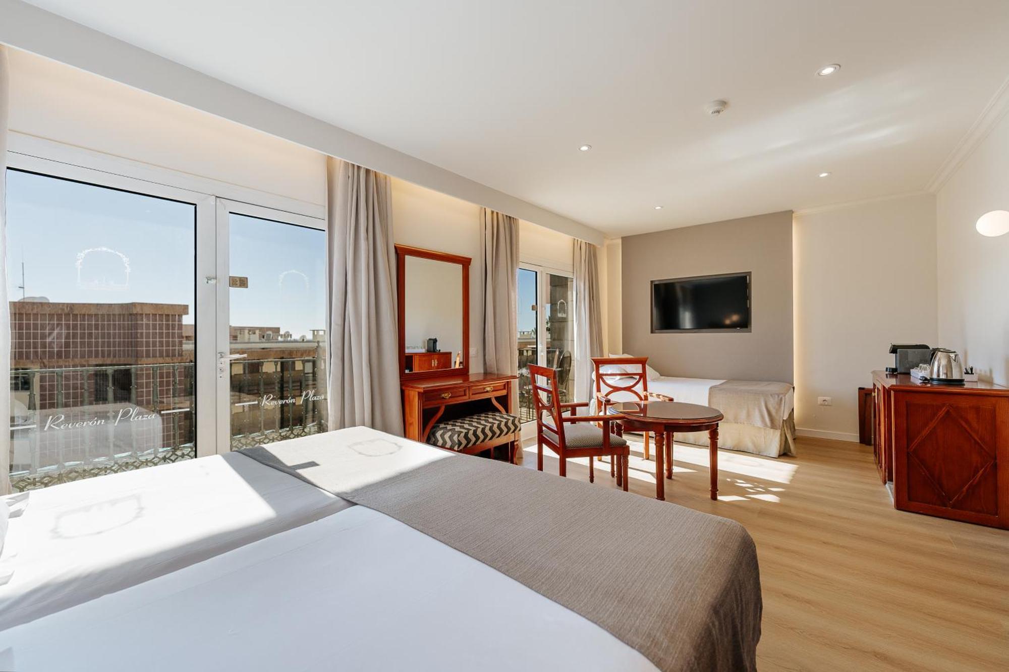 לוס כריסטיאנוס Hotel Reveron Plaza מראה חיצוני תמונה