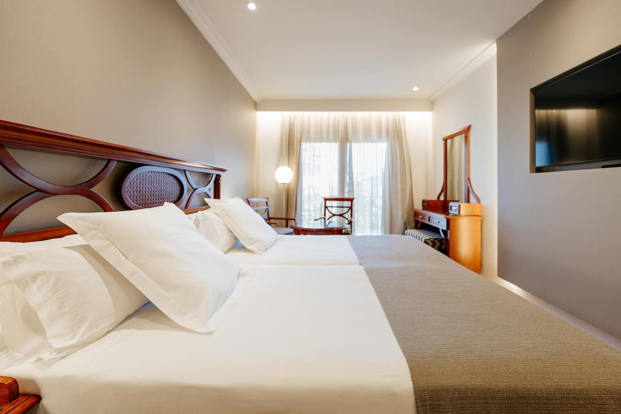 לוס כריסטיאנוס Hotel Reveron Plaza מראה חיצוני תמונה