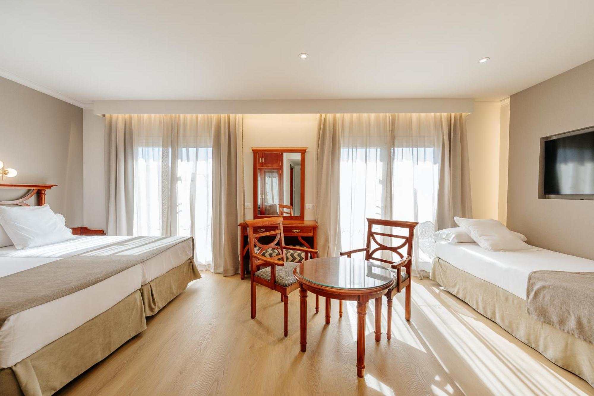 לוס כריסטיאנוס Hotel Reveron Plaza מראה חיצוני תמונה
