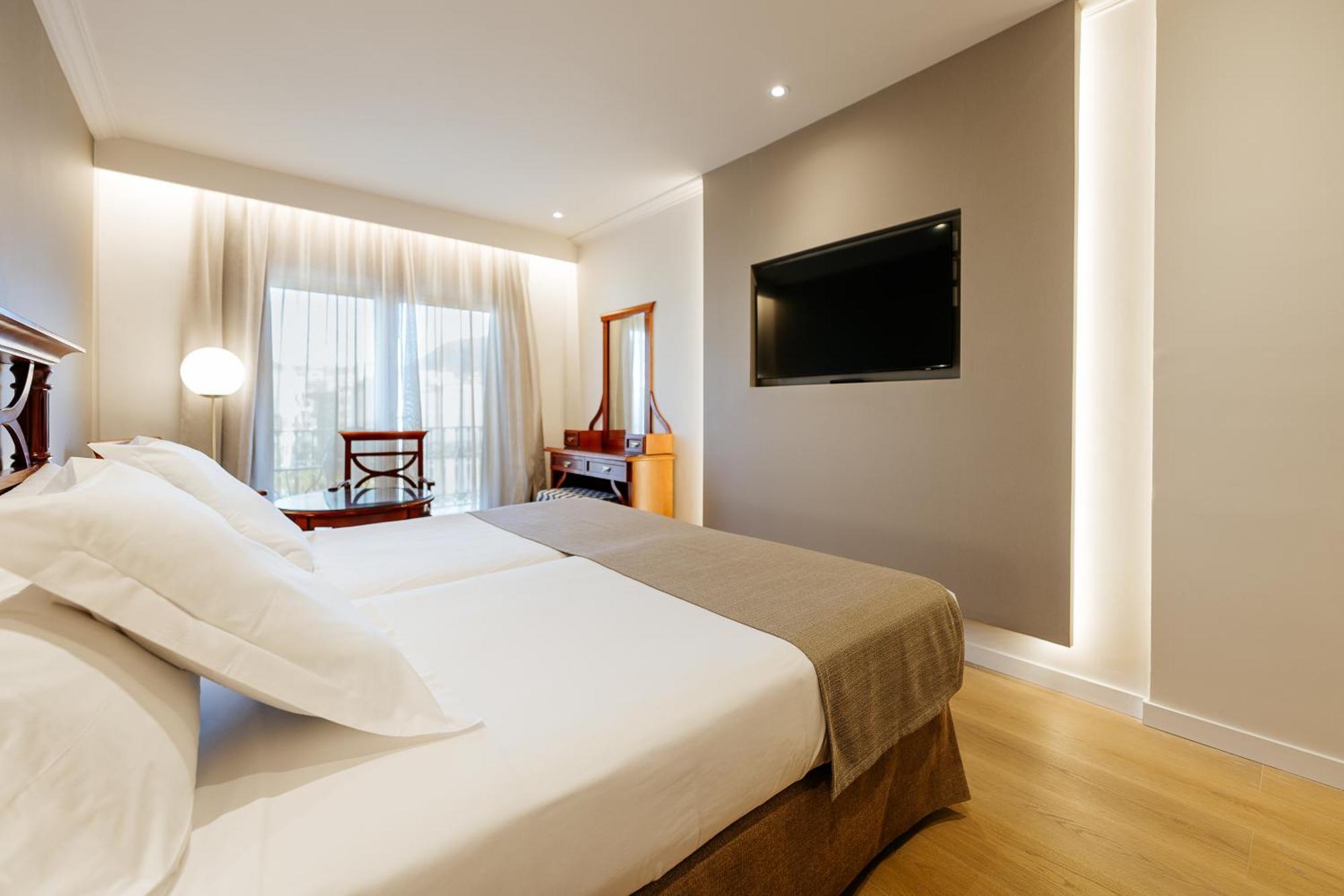לוס כריסטיאנוס Hotel Reveron Plaza מראה חיצוני תמונה