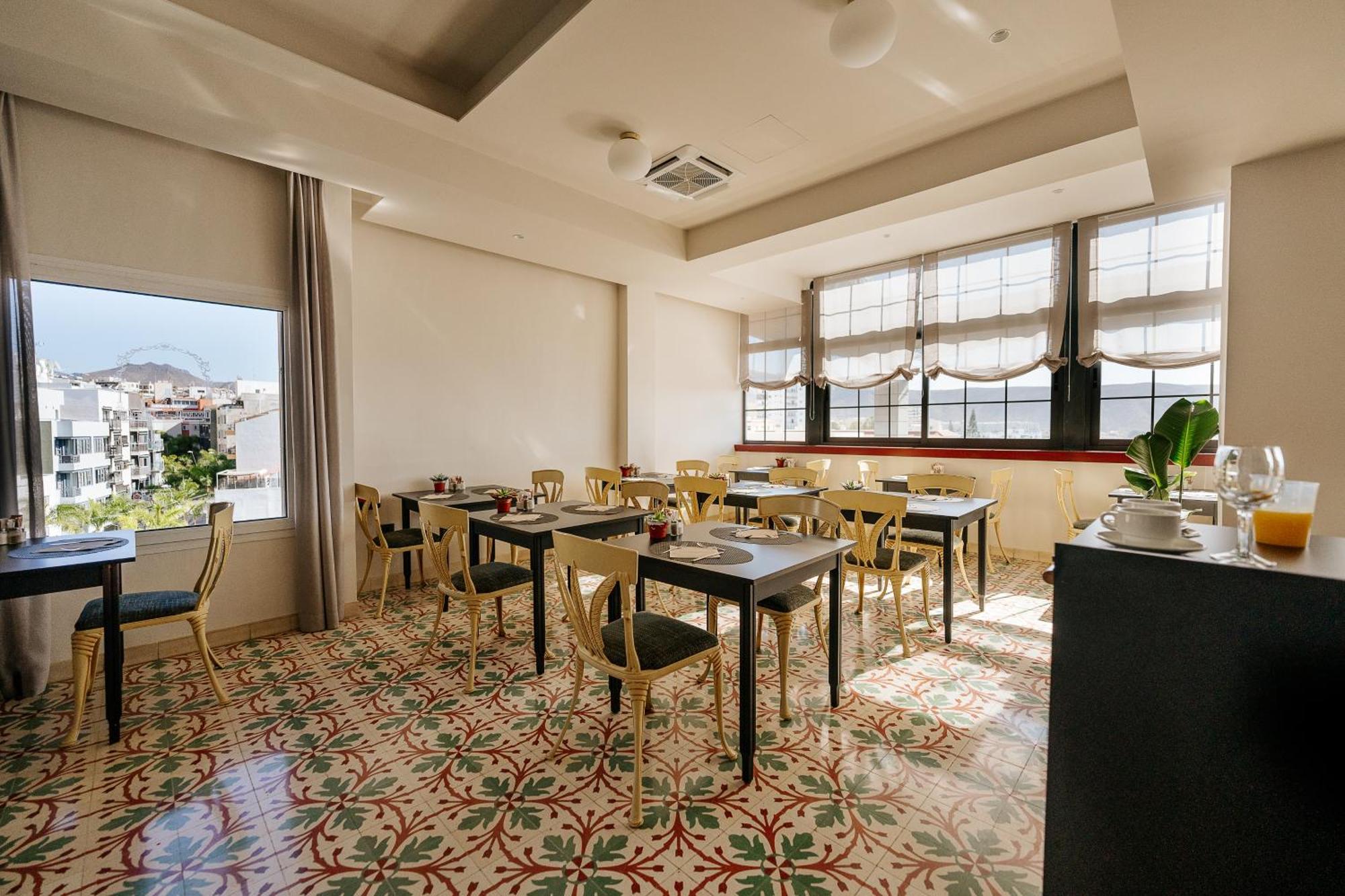 לוס כריסטיאנוס Hotel Reveron Plaza מראה חיצוני תמונה